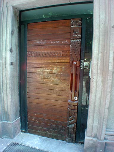 Tür des Peterhofs an der Uni Freiburg